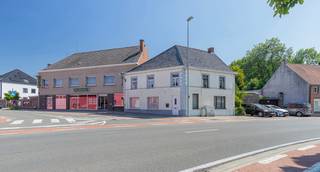 ZWALM - Dit commercieel gebouw met meerdere mogelijkheden is centraal gelegen tussen Zwalm, Oudenaarde en Gavere. Op vlak van bereikbaarheid zijn er diverse invalswegen in de dichte omgeving. Daarnaast geniet dit pand van de nabijheid van heel wat wandel- en fietsroutes.<br /><br />Het pand heeft een gevelbreedte van 21m, ideaal voor de visibiliteit van op straat. De benedenverdieping heeft een oppervlakte van ca. 290m² en kan zo goed als volledig ingedeeld worden naar eigen keuze. Momenteel is er een grote winkelruimte, een aparte ruimte naast de winkel die toegankelijk is via de poort, een bureau, een woonkamer en een opbergruimte. De eerste verdieping met een oppervlakte van ca. 250m² was aanvankelijk voorzien om 2 appartementen te creëren, maar deze werd in praktijk in zijn geheel verhuurd als feestzaal. Deze verdieping kan volledig gebruikt en/of ingedeeld worden naar eigen noden. De zolderverdieping is toegankelijk via twee vaste trappen langs beide zijden van het gebouw.<br /><br />Ook voor investeerders kan dit gebouw zeer interessant zijn. Deze eigendom is geschikt voor verschillende doeleinden, zoals: winkel, kantoren, appartementen, magazijn, atelier ...<br /><br />De woning rechts van het commercieel pand kan optioneel mee aangekocht worden, maar wordt niet apart verkocht. Verdere inlichtingen hieromtrent te verkrijgen via ons kantoor.<br /><br />Op zoek naar een stevig, commercieel gebouw dat geschikt is voor diverse doeleinden? Info en bezoek ter plaatse 053/60.65.60.