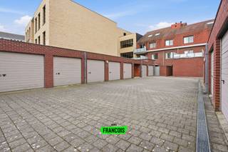Op een aangename locatie, pal op het Burgemeester Bertenplein in Poperinge, bevindt zich dit verzorgd, instapklaar appartement in de rustige residentie Tuilerie. Gebouwd in 2002 en met een bewoonbare oppervlakte van 71 m² (82 m² inclusief terrassen), is dit de ideale opportuniteit voor zowel eigen bewoning als investering.<br /><br />Het appartement is gelegen op de eerste verdieping en omvat een inkomhal met gastentoilet, een aangename woonkamer en een volledig ingerichte keuken (voorzien van granieten werkblad, vaatwasmachine, oven en elektrische kookplaat).<br /><br />Verder beschikt het appartement over een praktische berging, twee volwaardige slaapkamers en een badkamer.<br /><br />Extra pluspunten zijn het balkon aan de voorzijde en het terras achteraan, waar u meer ruimte én privacy heeft.<br /><br />Bij het appartement horen bovendien nog een garage met automatische poort en een kelderberging.<br /><br />Technische kenmerken<br /><br />- Bouwjaar: 2002<br /><br />- Bewoonbare oppervlakte: 71 m² (82 m² inclusief terrassen)<br /><br />- Verwarming op elektriciteit<br /><br />- EPC: label B<br /><br />- Elektriciteit conform<br /><br />