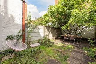 <p><span> </span></p><p><span>In the lively Damwijk neighborhood, close to Park Spoor Noord, the Eilandje, and numerous shops and public transportation options, you’ll find this charming townhouse brimming with character. High ceilings, original doors, warm hardwood floors, a cozy green garden, and three full-sized bedrooms make this house an ideal home for those who love authenticity and space.</span></p><p><span> </span></p><p><span>Authentic &amp;, and full of character</span></p><p><span>Behind the characterful facade, you step into the spacious entry hall with a charming gray tile floor, where the original wooden staircase immediately catches your eye. Further on, you enter the open-concept living area of no less than approx. 27.5 m², where the high ceilings of approx. 3.18 meters, the decorative moldings, and the beautiful tall doors create an elegant atmosphere. Thanks to the large windows with high-efficiency double glazing, this space is also bathed in natural light.</span></p><p><span>Adjacent to this is the cozy kitchen at the back. With its wooden countertop, built-in refrigerator, oven, double sink, and ample cabinet space, it forms the heart of the home. The large glass wall on the garden side creates a wonderful connection to the outdoors and literally brings the greenery inside. From the kitchen, you can walk straight out into the cozy garden.</span></p><p><span> </span></p><p><span>Light, Space, and Comfort</span></p><p><span>On the first floor, you’ll find a spacious bedroom at the rear with high ceilings, as well as an additional room that’s perfect for use as a walk-in closet, home office, or hobby room. This space also provides access to the flat roof and enjoys extra light through a skylight.</span></p><p><span>The bathroom is remarkably spacious and combines warm wood accents with sleek tile finishes. It features a generous walk-in shower, a bathtub, a stylish sink in black natural stone, and two large windows that provide pleasant natural light.</span></p><p><span> </span></p><p><span>The second floor features two more full-sized bedrooms with original plank floors. One room has a charming window balcony, while both spaces continue the home’s authentic atmosphere. The basement, measuring approximately 15 m², also offers additional storage space and a connection for a washing machine.</span></p><p><span> </span></p><p><span>Green living close to city life</span></p><p><span>Essenstraat is in an excellent location in Antwerp-North. Here, you’ll live within walking distance of Park Spoor Noord, with its many sports and recreational opportunities, and close to the Eilandje with its lively restaurants and shops. Supermarkets, neighborhood stores, schools, and public transportation are all within easy reach. Thanks to its proximity to major access roads and the Ring, you can also reach any destination quickly.</span></p><p><span>You’ll also enjoy a lovely bit of greenery right at home. The cozy garden, measuring approximately 32 m², offers plenty of privacy and is adorned with, among other things, a beautiful pear tree. It’s an ideal spot to relax, garden, or enjoy a meal outdoors with friends and family.</span></p><p><span> </span></p><p><span>Highlights</span></p><p><span>high ceilings; authentic home with plenty of character; cozy green garden (approx. 32 m²); 3 bedrooms; basement (approx. 15 m²); electrical system compliant as per deed; </span></p><p><span> </span></p>
