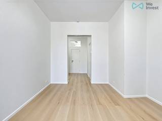 <p>Info en bezichtigingen - 02 315 51 71<br /><br />We Invest heeft het genoegen u deze prachtige, zeer lichte en volledig gerenoveerde studio te presenteren, die ideaal gelegen is en dicht bij alle voorzieningen ligt. De studio bevindt zich op de eerste verdieping van een klein appartementencomplex met lage gemeenschappelijke kosten en bestaat uit een aangename, lichte woonkamer, een moderne ingerichte keuken en een doucheruimte.<br /><br />In deze dynamische en gewilde wijk profiteert u van de directe nabijheid van winkels, openbaar vervoer, scholen en groene zones, met gemakkelijke toegang tot het centrum van Brussel. Een ideaal pand voor een eerste aankoop of een investering.</p>