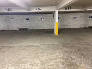 immo DAVID stelt voor: 3 overdekte staanplaatsen op de Livornostraat in Sint GillisWie op zoek is naar een staanplaats in het centrum van het...