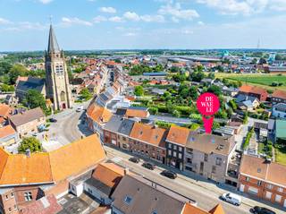 Lichtrijk appartement te koop in de Poperingseweg 435 in Vlamertinge. Dit appartement is uitstekend gelegen in het centrum van Vlamertinge nabij de steden Popering en Ieper. Dit lichtrijk appartement is gelegen in een gebouw van 2022 en geniet van een praktische indeling. De woonkamer is voorzien van ruime raampartijen die zorgen voor een mooie natuurlijke lichtinval. Het appartement heeft twee slaapkamers, twee terrassen (6m² + 3m²) en een autostaanplaats.<br /><br />INDELING<br />Tweede verdieping: Inkomhal met toilet - ruime lichtrijke woonkamer met volledig geïnstalleerde open keuken met kwalitatieve toestellen - zowel de zithoek en de keuken hebben een verbinding met één van de terrassen - berging met aansluitingen voor wasmachine - twee mooie slaapkamers - badkamer.<br /><br />Op de gelijkvloerse verdieping heeft dit appartement nog een fietsenstalling en privé autostaanplaats.<br /><br />TROEVEN<br />Recent gebouw <br />Energiezuinig (EPC A)<br />Volledig afgewerkt <br />Perfect onderhouden <br />Twee mooie slaapkamers en twee terrassen<br />Vlotte verbinding met Ieper en Poperinge<br /><br /><br />Bestuursmaatregelen in het maatregelenregister: nee