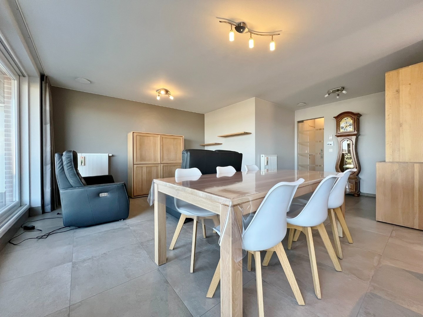 Modern appartement met parkeerplaats en groot zonnig terras met open zicht. - foto 3