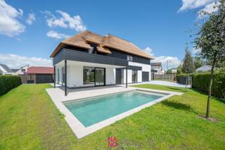 Prachtige alleenstaande en energiezuinige villa met zwembad en alle hedendaags modern comfort ( zonnepanelen, warmtepomp,... ), gelegen op een terrein van 699 m² en dit in een residentiële villawijk te Knokke-Heist. Deze villa is ingedeeld al volgt: Gelijkvloers: woonkamer met overdekt terras, volledig ingerichte keuken voorzien van een granieten tablet, gastentoilet, berging, dubbele garage, dubbele carport, parking en een ruime zuidgerichte tuin met verwarmd zwembad.<br />1ste verdiep: nachthal, toilet, wasplaats, 4 slaapkamers, 2 badkamers.<br />Dakverdiep: slaapkamer met douchekamer / hobbyruimte<br />Voorzien van alle hedendaags comfort: vloerverwarming, warmtepomp, ventilatie systeem D, zonnepanelen, domotica, …<br />Deze villa werd volledig afgewerkt, klaar voor een zorgeloze intrek.<br />Mogelijkheid tot aankopen aan het verlaagd btw-tarief van 6% als u voldoet aan de opgelegde voorwaarden.<br />
