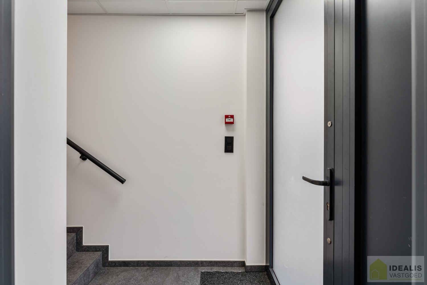 INSTAPKLAAR APPARTEMENT MET MAGAZIJN/KANTOOR OP BEDRIJVENTERREIN DE RIETKOLK!! Dit instapklare pand bestaat uit een hal/opslag van +-100m², met bureel/keuken en een aparte inkom voor het woongedeelte. Het appartement omvat een ruime woonkamer met uitgerus - foto 5