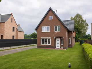 Ben je op zoek naar een vrijstaande op te frissen gezinswoning op een riant perceel? Dan is dit pand op een perceel van 14are 53ca precies wat je zoekt! <br />De woning is van het bouwjaar 1962, maar in 2022 werden reeds enkele belangrijke zaken aangepakt waaronder: dak vernieuwd en geïsoleerd, elektriciteit conform gemaakt, verwarming op gas geïnstalleerd, geverfd en voorziening voor zonnepanelen. Na 2000 werden ook de ramen reeds vernieuwd. <br /><br />LIGGING: <br />De woning is gelegen in Wijchmaal, dichtbij belangrijke voorzieningen zoals winkels, scholen, openbaar vervoer. Ideaal voor wie op zoek is naar een combinatie van rust en bereikbaarheid. De woning is landelijk gelegen waardoor je achter op het groen uitkijkt. <br /><br />INDELING: <br />Gelijkvloerse verdieping:<br />- Inkomhal<br />- Ruime leefruimte<br />- Keuken <br />- Wasplaats<br />- Apart toilet<br />- Buitenberging<br />- Garages<br />- Stal<br /><br />Verdieping: <br />- 3 ruime slaapkamers <br />- Overloop<br />- Badkamer<br /><br />Kelder/Zolder: <br />De woning beschikt over een voorraadkelder, toegankelijk via de keuken. Daarnaast is er ook een zolder aanwezig in het hoofdgebouw, waarvan de toegangstrap recent vernieuwd werd. <br /><br />Tuin/Terras:<br />Grote tuin met aparte garage en achterliggende stal. <br /><br />EXTRA TROEVEN:<br />+ Elektriciteit conform (2048)<br />+ Zicht op weides <br />+ Geen renovatieplicht<br />+ Dak recent vernieuwd<br /><br />INTERESSE:<br />Wil je deze woning graag bezichtigen of wens je meer informatie? Neem contact met ons op en we helpen je dichtblij verder!