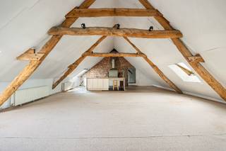 <p>Authentieke langgevelhoeve met diverse mogelijkheden nabij het centrum van Beerse en Den Hout</p>
<p>Ontdek deze unieke langgevelhoeve, centraal gelegen tussen het gezellige centrum van Beerse en het groene Den Hout. Het pand is momenteel opgesplitst in drie aparte wooneenheden, maar biedt eindeloze mogelijkheden voor zowel privébewoning als commerciële activiteiten. Met zijn authentieke charme en behouden originele bouwelementen vormt deze hoeve een zeldzame kans voor wie op zoek is naar een bijzondere eigendom met karakter.</p>
<p>De hoeve bestaat uit drie afzonderlijke appartementen:</p>
<ul>
<li>Het appartement op het gelijkvloers links omvat een inkomhal, badkamer, toilet, leefruimte, ruime keuken, slaapkamer en een wasplaats / berging. (EPC 324 kWh/m² - D)</li>
<li>Het appartement op het gelijkvloers rechts is ingericht als dokterspraktijk en een omvat een ruime entree met gastentoilet en drie aparte ruimtes die dienst deden als consulatie kamers. (EPC niet residentieel C)</li>
<li>Het dakappartement omvat gelijkvloers een ruime privatieve inkomhal met berging en trap naar de verdieping, een ruime leefruimte met open keuken, twee ruime slaapkamers en een badkamer. (EPC 371 kWh/m² - D)</li>
</ul>
<p>Wat dit gebouw zo uniek maakt, zijn de originele bouwelementen die zorgvuldig bewaard zijn gebleven. De gevel van authentieke baksteen, de houten deuren en het rustieke interieur ademen de sfeer van vroeger. Het dak en enkele andere renovatiewerken vragen om wat aandacht, maar de solide basis van deze hoeve biedt een ideale kans om het pand geheel naar eigen wens af te werken.</p>
<p>Of u nu op zoek bent naar een investeringspand, een woonhuis met praktijk aan huis, of een plek voor commerciële activiteiten zoals horeca of kantoorruimtes, deze hoeve biedt volop mogelijkheden. Het pand kan eenvoudig worden omgebouwd afhankelijk van uw wensen en noden.</p>