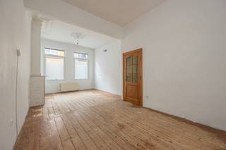 Charmante burgerwoning met vijf slaapkamers en stadskoer te Oud-Berchem!<br /><br />De woning is als volgt ingedeeld: via de inkomhal betreedt men de woning, deze geeft toegang tot de lichtrijke leefruimte en een vernieuwde keuken voorzien van toestellen. Vanuit de keuken heeft men zicht op en toegang tot de overdekte stadskoer van circa 8m2. Een apart toilet op de stadskoer. <br /><br />Op de eerste verdieping bevinden zich twee ruime slaapkamers (18m2 - 12m2) alsook een badkamer uitgerust met een ligbad met douchefunctie, een dubbele lavabo en een toilet. <br /><br />De tweede verdieping omvat opnieuw twee ruime slaapkamers (18m2 - 12m2). Vanuit deze verdieping heeft men toegang tot een ruim overdekt terras van ca. 10m2.<br /><br />De zolderverdieping werd ingericht als een ruime slaapkamer (30m2) en is voorzien van Velux dakramen met verduistering.<br /><br />Daarnaast beschikt de woning nog over een praktische kelder van ca. 22m2.<br /><br />Belangrijkste troeven:<br /><br />- Gelegen in het gegeerde Oud-Berchem<br />- Ruime woning met tal van mogelijkheden<br />- Dak reeds vernieuwd en geïsoleerd<br />- Elektriciteit conform tot 2051<br /><br />191m2 bewoonbare oppervlakte cfr EPC.<br /><br />Wenst u een bezoek of meer informatie? Dan kan u ons steeds contacteren via info@dvarealestate.be of via 03/297.00.00.
