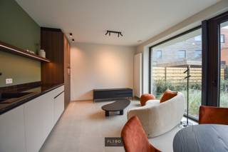 Dit subliem afgewerkt tuinappartement bevindt zich op een sublieme locatie, vlakbij de Zeedijk en het commerciële centrum van Wenduine.<br /><br />We betreden het nieuwbouwappartement op de gelijkvloerse verdieping van de kleinschalige residentie ‘Vermentino’. De inkomhall biedt ruimte aan berging en gastentoilet. Doorlopend begeven we ons tot de lichtrijke leefruimte en de open, volledig geïnstalleerde keuken. Toegang tot de mooi aangelegde tuin met zonneterras. Terug via de leefruimte krijgen we toegang tot de slaapkamer met ingemaakte kastenwand en en-suite badkamer met inloopdouche en lavabomeubel.<br /><br /><strong><u>Extra Troeven:</u></strong>
<ul>
<li>Prachtige, hoogwaardige afwerking</li>
<li>Sublieme locatie vlakbij alle voorzieningen</li>
<li>Aangelegde tuin</li>
<li>Voldoende privacy</li>
</ul>
<br />Dit appartement vormt een opportuniteit voor zij die zorgeloos willen genieten van een tweede verblijf aan zee, alsook een mooi rendement willen behalen op verhuring. Contacteer ons via 050/69.02.03 of info@flebo.be voor een bezichtiging of meer informatie.<br /><br />