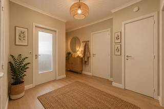 Dit instapklare appartement bevindt zich in een kleinschalige residentie op een centrale locatie met vlotte verbindingen en alle dagelijkse voorzieningen in de nabije omgeving.<br /><br />De indeling omvat een inkomhal met gastentoilet, twee slaapkamers, badkamer, afzonderlijke keuken en een lichtrijke woon- en eetkamer die aansluitend op elkaar zijn ingericht.<br /><br />Aansluitend bevindt zich een overdekt terras met praktische buitenberging.<br /><br />Troeven:<br />- gunstig EPC-label B<br />- kleinschalige residentie<br />- centrale ligging nabij winkels, scholen en openbaar vervoer<br />- mogelijkheid tot aankoop van een garage<br /><br />Ideaal voor eigen bewoning of als investering.<br /><br />Wenst u meer informatie of een bezoek ter plaatse? Neem dan contact op met Imani: 0478 26 26 36 of imani@panorama.immo