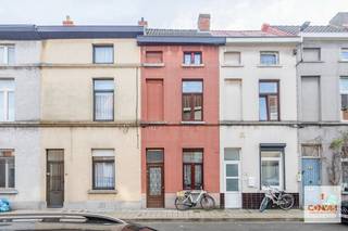 Deze woning is gelegen nabij het Rabotpark en op <strong>fietsafstand van hartje Gent</strong>. Door de centrale ligging heeft u verschillende winkels, scholen en recreatie in de buurt. Het openbaar vervoer is een groot pluspunt, waardoor u zich vlot kan verplaatsen van punt A naar B. <br /><br />De woning bestaat op het gelijkvloers uit een <strong>open leefruimte</strong> met zithoek en eetplaats en een keuken met achterliggend de badkamer. Zowel op het eerste als tweede verdiep bevindt zich telkens één slaapkamer.<br /><br />Wenst u deze woning zelf verder te ontdekken? Maak dan uw afspraak via theo@convas.be.