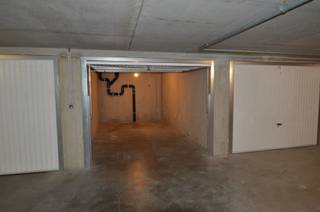 Res. Amerigo Vespucci.<br />Gelijkvloerse garagebox gelegen aan de achterzijde van de Rederskaai te Zeebrugge, inrit via de Graaf Jansdijk.<br />Goed gelegen en vlot bereikbaar! Afmetingen: ca 3m op 5m. Ref. G505
