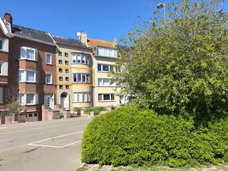 Op zoek naar een interessante investering? Dit pand biedt 4,5% rendement! LICHTRIJK en RUIM appartement (1°V) met 2 SLAAPKAMERS op prachtige locatie &amp; met zicht op het groene plein! Dit GOED ONDERHOUDEN appartement omvat: inkomhal met vestiaire, lumineuze living (grote raampartijen) met OPEN ZICHT, eetplaats, ingerichte keuken, 2 ruime slaapkamers, badkamer (dubbele lavabo, ligbad/douche, aansluiting wasmachine), afz. toilet, berging. Dit appartement huist in een klassevolle, kleine residentie (=GEEN syndickosten!!). EXTRA'S: GOEDGEKEURDE elektriciteit, PVC schrijnwerk, dubbel glas, CV op aardgas, parlofoon, private kelderberging. Korting registratierechten mogelijk. Momenteel verhuurd (aan 800 EUR/mnd). UNIEK aanbod, TOP PRIJS/KWALITEIT!!<br /><br /> 