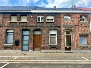 <p><span><span>Deze te renoveren woning biedt tal van mogelijkheden. Op het gelijkvloers vind je een woonkamer, een keuken en een badkamer. Op de tussenverdieping bevindt zich een slaapkamer en op de eerste verdieping zijn er 2 slaapkamers. Daarnaast beschikt de woning over een garage, een handige tuinberging en een aangename afgelsoten tuin. </span></span></p>
