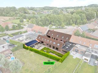 In het gezellige Westouter, dé toeristische trekpleister van Heuvelland, bevindt zich dit goeddraaiend café 't Peenhof. Deze eigendom met...