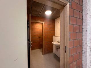 Magazijn te huur van ca. 475 m² in Gullegem.Specificaties: - Vrije hoogte: 4,50 meter;- Elektrische sectionale poort: 4,30m (b) x 4m...