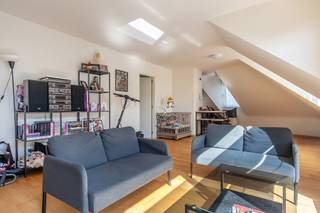 Dit charmant appartement bevindt zich in het bruisende centrum en is zeer centraal gelegen. Winkels, horeca, scholen, trein- en busstation zijn op wandelafstand.

De residentie Kluisberg werd gebouwd in 1998 en bestaat uit 7 appartementen. Per verdieping zijn er maximaal 2 appartementen. Dit appartement bevindt zich op de 3de verdieping en is toegankelijk via lift of trap.

We komen binnen in de ruime woonkamer met open keuken (43 m²). De witte keuken is voorzien van een kookplaat, oven, koelkast en dubbele wasbak. De leefruimte is uitgerust met een airco en baadt in het licht dankzij de dakvensters en het grote schuifraam, dat uitgeeft op het leuk terras (8 m²).

Via de nachthal hebben we toegang tot de twee ruime slaapkamer (13 en 12 m²) en de badkamer. De badkamer beschikt over een handig meubel met dubbele lavabo en douche. Ook vinden we in de hal een apart toilet met handenwasser en een berging, waar de aansluiting voor het wasmachine is voorzien.

Bij het appartement hoort een autostaanplaats op de gelijkvloerse verdieping en een handige kelderberging, die dienst doet ter stockage. De staanplaats en berging zijn inbegrepen in de prijs.

Het appartement is energiezuinig (label A; 94 kWh/m² jaar), de ramen zijn van dubbel glas (aluminium-profielen) en er wordt elektrisch verwarmd. De elektriciteit is niet conform het AREI en er werd één asbestmateriaal gevonden in de gemeenschappelijke delen. Er is een syndicus aangesteld en de vaste kosten bedragen +/- 120 euro per maand.