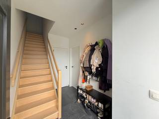 In het centrum van Aalter vind je deze prachtig afgewerkte driegevel villa. De woning voldoet aan de laatste nieuwe normen qua technieken en energiezuinigheid. Het huis is perfect gelegen met op fiets- en wandelafstand de nodige winkels, de scholen, het station, de markt enz.. De E40 en de Knokkebaan bereik je met de auto op een tweetal minuten waardoor je zo op weg bent richting Gent, Brussel en de Kust.<br />Tot de inrichting behoren op het gelijkvloers een inkomhal met toilet, een ruime living met ingerichte keuken en berging. Op de verdieping zijn er drie slaapkamers en een badkamer en op de tweede verdieping is er nog een master bedroom met ruime badkamer. Onthaasten kan je tenslotte doen in de grote tuin met terras en tuinberging.<br /><br /><span><strong>Gelijkvloers (79m2)</strong></span><br />Inkom/traphal met toilet - ruime living (49m2) met open ingerichte keuken met dubbele spoelbak, keramische kookplaat, frigo/diepvries, warmeluchtoven, microgolfoven en vaatwas - berging/wasplaats (6m2) met uitgietbak en warmtepomp - perfect georiënteerde tuin met namiddag en avondzon, ruim terras en tuinberging - naast de woning is er een grote oprit met ruime parkeermogelijkheden<br /><br /><span><strong>1ste Verdieping (60m2):</strong></span><br />Nacht/traphal met toilet - 3 slaapkamers (3 x 10m2) - badkamer met inloop/regendouche en meubel met dubbele lavabo en spiegelkast<br /><br /><span><strong>2de Verdieping (40m2):</strong></span><br />Berging (4m2) - master bedroom (14,5m2) - badkamer (11m2) met toilet, ligbad, inloop/regendouche en meubel met dubbele lavabo en spiegelkast<br /><br /><span><strong>Algemeen:</strong></span><br />- vrij vanaf 1/12/2026<br />- volledig afgewerkt: tuinaanleg, schilderwerken, verlichting<br />- overal vloerverwarming (met warmtepomp)<br />- 16 zonnepanelen<br />- E-peil: 1 (0 kWh/(m2 jaar)<br />- perfecte ligging tov winkels, scholen, E40, Expressweg, markt