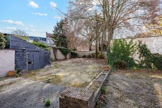 <p><span>Uniek en uitzonderlijk ruim herenhuis op toplocatie in Aalst met tal van mogelijkheden! </span></p><p><span> </span></p><p><span>Dit indrukwekkende en uitzonderlijk ruime herenhuis met een bruikbare oppervlakte van maar liefst 736 m² biedt een zeldzame combinatie van karakter, volume en commerciële mogelijkheden op een absolute topligging in het centrum van Aalst. Het pand deed vroeger dienst als hotel en werd recent gebruikt als kledingzaak, wat meteen de veelzijdigheid en het potentieel van deze eigendom onderstreept.</span></p><p><span> </span></p><p><span>Op het gelijkvloers bevindt zich een stijlvolle en representatieve ruimte met prachtige parketvloeren, ideaal voor kantoren, winkelruimte, een vrij beroep of een creatieve invulling zoals een galerij of showroom. Via de authentieke inkompoort bereikt u de ruime en aangename binnentuin, die bovendien plaats biedt voor meerdere parkeerplaatsen — een bijzonder waardevolle troef in het stadscentrum. Verder beschikt het gebouw over 10tal kamers met eigen badkamer, waardoor tal van herbestemmingen mogelijk zijn, zoals een royaal woonproject, een combinatie van wonen en werken of een commerciële exploitatie.</span></p><p><span> </span></p><p><span>Daarnaast is het pand volledig onderkelderd en beschikt het over een prachtige stadstuin, wat het comfort en de functionaliteit nog extra versterkt. Kortom, dit karaktervolle herenhuis is een unieke opportuniteit voor wie op zoek is naar een statig en multifunctioneel pand met uitstraling op een centrale ligging in Aalst. </span></p><p><span> </span></p><p><span>Voor meer informatie en/of een bezoek, contacteert u Didier van Immo Zone op het nummer 0476/ 73. 17. 99.</span></p><p><span> </span></p>