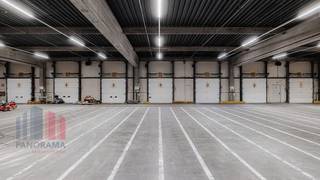 3 744 m² d’espace de stockage <strong>à louer</strong><br />Idéalement situé entre deux voies navigables, dont la Rupel, et à seulement 1,5 km de l’A12, ce qui permet de rejoindre facilement Anvers et Bruxelles. L’accès à l’autoroute E19 (sortie Rumst) se trouve à seulement 8 km. La gare de Boom est située à 2 km et est facilement accessible par les transports en commun.<br /><br />Le hall dispose d’une hauteur libre de 10,5 m et est équipé de 20 quais de chargement, d’une charge au sol de 5 T/m² et d’un système de sprinklers ESFR. Le bâtiment est également doté de panneaux solaires, d’un système de sécurité incendie et d’un système HVAC performant pour le chauffage. Au premier étage se trouve un espace de bureaux de 724 m².<br />Grande aire de stationnement et de manœuvre sur le site.<br /><br />Disponible à partir du 01/02/2026.<br /><br />Contactez <strong>PANORAMA B2B</strong> pour plus d’informations, plans ou une visite sans engagement : <strong>03 225 03 03.</strong>
