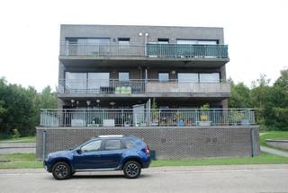 Volledig instapklaar appartement op de 2eV bestaande uit: -1: een ondergrondse privatieve garagebox; 2eV: een inkomhall, woonkamer, ingerichte keuken, berging met aansluiting wasmachine, een apart toilet, een ingerichte badkamer en 2 slaapkamers. Het appartement beschikt over een ZUID-gericht terras en een LIFT. Centraal gelegen en makkelijk bereikbaar op slechts 3 min. van de oprit A12 Antwerpen-Brussel. Zéér rustige en aangename woonomgeving in een kleine en gezellige woonwijk! Het appartement is zeer kindvriendelijk gelegen op wandelafstand van een speeltuin. 3 maanden huurwaarborg. Gemeenschappelijke kosten: €40,00/maand. Beschikbaar vanaf 1/12/2026.