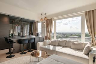 Gerenoveerd 2 slaapkamer appartement met loft-feeling, panoramisch uitzicht en vlakbij de stad!Ontdek dit recent gerenoveerde appartement van 90 m²...