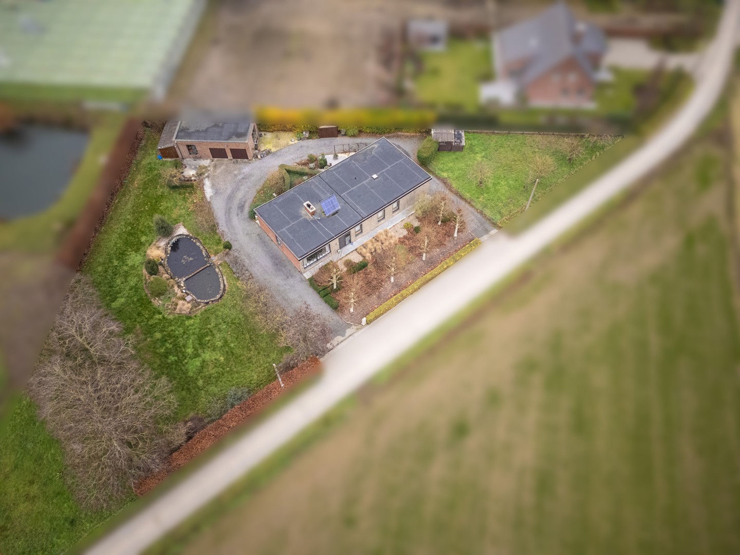 LANDELIJK GELEGEN ALLEENSTAANDE WONING MET 4 SLPKS, DUBBELE GARAGE EN DIVERSE WEIDES OP EEN TOTALE OPPERVLAKTE VAN 2.360 M2 - foto 2