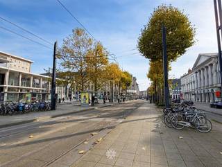 <p><span>GENT - Graaf van Vlaanderenplein: Op zoek naar een casco</span><span> commerciële/kantoor ruimte te huur op toplocatie in Gent? </span><span>Dan is dit pand mogelijk iets voor u.</span></p><p><span> </span></p><p><span>De belangrijkste troeven in een notendop:</span></p><ul><li><span>Gelegen </span><span>aan Gent-Zuid</span></li><li><span>Nabij invalswegen, openbaar vervoer en openbare parking</span></li><li><span>Goede visibiliteit </span></li><li><span>Veel passage gedurende heel het jaar</span></li><li><span>Neoclassicistische gevel</span></li><li><span>Talloze mogelijkheden voor een brede waaier aan handelszaken</span><span> (eerste foto <span>gecreëerd</span></span><span> door AI)</span></li><li><span>Uitbreiding mogelijk naar grotere oppervlakte</span></li></ul><p><span> </span></p><p><span>Indeling:</span></p><p><span>Riante casco ruimte in te delen naar uw voorkeuren. Alsook ruimte met voorzieningen voor sanitair en keuken.</span></p><p><span><br /></span><span>Richtprijs:</span><span> € 3.000 / maand excl. kosten</span></p><p><span>Beschikbaar:</span><span> Onmiddellijk</span></p><p><span>EPC: C</span></p><p><span>Neem contact op met ons kantoor Axel Lenaerts voor een bezoek ter plaatse via onze website.</span></p>