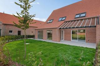 <p><em>Energiezuinige woningen en appartementen in groen binnengebied!</em></p>
<p><strong>Woonerf “De Dorpshoeve”</strong> wordt opgetrokken in het hart van Rijkevorsel, in een <strong>rustige groene omgeving maar toch centraal</strong> bij alle voorzieningen die het dorp te bieden heeft. Het woonerf omvat een diverse mix van achttien <span>energie-efficiënte en comfortabele wooneenheden</span> bestaande uit zeven woningen en elf appartementen <strong>rondom een groene zone</strong>; de autostaanplaatsen bevinden zicht ondergronds.</p>
<p><strong>Hoevewoning C.2: prachtige totaalrenovatie - halfopen hoevewoning (232m² nuttig) met drie slaapkamers en bureel.</strong><br />De oude hoevewoning wordt totaal gerenoveerd volgens de regels van de kunst - u kan genieten van een ruime woning in het centrum met een beperkte eigen tuin (ca. 86m²).</p>
<p>Indeling als volgt:</p>
<p>* Gelijkvloers: inkomhal met gastentoilet en trap naar verdieping toe, <strong>grote leefruimte met vide en </strong><strong>open ingerichte keuken</strong> (samen 54m²), grote ramen naar tuin en terras toe; aansluitend <strong>tuinkamer/ontbijtruimte</strong> (16m²) en <strong>bureel/speelruimte</strong> (14,2m²); ruime bijkeuken/wasplaats (15,4); <br />* Verdieping: nachthal/overloop met apart toilet; <strong>hoofdslaapkamer</strong> met <span>ensuite badkamer</span> (samen 33m²), <strong>twee extra slaapkamers</strong> (ca. 20m²/14m²) en <strong>douchekamer</strong> (6,80m²).<br />* Buiten: mooi <strong>overdekt</strong> oost/zuidoost gericht <strong>terras</strong> (15,2m²) en <strong>private tuin van ca. 86m²</strong>. Nabij de woning bevindt zich een grote <span>gemeenschappelijke, gezamenlijke (speel-)tuin voorzien van enkele bloemenweides</span>.</p>
<p>De <span>energiezuinige (<strong>maximaal E60</strong>) woning</span> wordt volledig en degelijk afgewerkt; onder meer vloerverwarming in combinatie met een <strong>eigen geothermische warmtepomp</strong> en <strong>zonnepanelen</strong> alsook balansventilatie worden standaard voorzien! Ruime inspraak in afwerking is mogelijk naargelang de fase van afwerking. Verplichte aankoop van één kelderberging (v.a. € 5.500,00 excl. k.) en minimum één kelderparking (v.a. € 18.000,00 excl. kosten).</p>
<p>Ideaal voor wie rustig wil wonen in het dorp, in de nabijheid van winkels en openbaar vervoer! Contacteer ons voor meer informatie of een vrijblijvende afspraak: info@coga.be - 03/636.47.47.47.</p>
