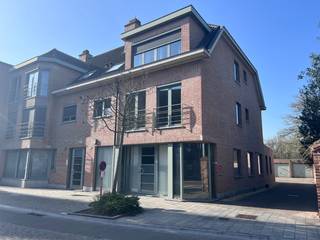 Op een centrale ligging te Dorp 14 in Lovendegem bevindt zich dit commercieel handelspand met een bruikbare oppervlakte van 204 m². Dankzij de ruime oppervlakte en flexibele indeling biedt dit tal van mogelijkheden voor diverse commerciële activiteiten zoals kantoor of praktijkruimte. <br /><br />De ruimtes kunnen volledig naar eigen wensen en noden ingericht worden, waardoor u het pand perfect kan aanpassen aan uw activiteit. <br /><br />Het pand is reeds voorzien van een keuken, toiletten en een douche, wat zorgt voor extra comfort voor personeel en bezoekers. <br /><br />Daarnaast bestaat de mogelijkheid om bijkomend aan te kopen: <br />- een extra bergruimte / opslagruimte <br />- 2 garageboxen aan 20.000,00 euro per stuk <br />- 5 parkeerplaatsen aan 5.000,00 euro per stuk <br /><br />Een interessante opportuniteit voor ondernemers of investeerders die op zoek zijn naar een ruim handelspand met potentieel op een goede locatie in Lievegem. <br /><br />Heeft u interesse om dit pand te bezichtigen? Aarzel niet om ons te contacteren via 09 395 05 40 of verkoop@concept-home.be