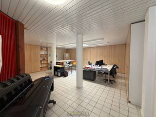 Deze veelzijdige kantoor- of praktijkruimte bevindt zich op een uitstekende en strategische locatie, vlakbij belangrijke verbindingswegen zoals de E40 richting Gent en Brussel. Dankzij de hoge visibiliteit geniet uw zaak hier van maximale zichtbaarheid.<br />De ruimte kan volledig naar eigen wens en noden ingericht worden, wat ze geschikt maakt voor diverse professionele activiteiten.<br /><br />EXTRA TROEF: de publieke laadpaal beschikbaar op de parking en 17 zonnepanelen<br /><br />Indeling: inkomhal, ruime open werkruimte, aparte keuken en toilet.<br /><br />Er is bovendien de mogelijkheid om de bovenverdieping bij te huren, wat extra uitbreidingspotentieel biedt.<br /><br />Adres: Stationsstraat 68 - 9450 Haaltert<br />Onmiddellijk beschikbaar<br />Huurprijs: €825/maand<br />EPC: EPC B