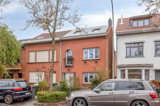 <strong>Woning met 3 à 4 slaapkamers op toplocatie in Brasschaat. </strong><br /><br /><strong>Indeling:</strong> <br />Via de ruime inkomhal met hoge plafond en authentieke trap, komen we vooraan in een polyvalente ruimte voorzien van originele elementen die kan dienen als eetkamer, leefruimte en/of speelruimte. <br />Centraal, de uitgeruste keuken en het gastentoilet. Zowel via de keuken als via de hal komen we in de <strong>lichtrijke leefruimte</strong> achteraan met toegang tot<strong> </strong>de <strong>aangename tuin.</strong><br />Op de <span>eerste verdieping</span> bevinden zich <strong>twee zeer ruime slaapkamers</strong>, waarvan één toegang verleent tot de badkamer voorzien van een badkamermeubel met dubbele wastafel, toilet, ligbad en aansluiting voor een wasmachine en een droogkast.<br />Op de <span>tweede verdieping</span>, de <strong>grote afgewerkte zolderkamer</strong> die mits een kleine ingreep eenvoudig omgebouwd kan worden tot 2 ruime slaapkamers. <br /><br /><strong>Bijzonderheden: </strong><br />EPC label D;<br /><strong>15 zonnepanelen</strong> van elk 240WP;<br /><strong>Kelder</strong>;<br />Combinatie authentiek en modern.<br /><br /><strong>Ligging:</strong><br />Gelegen in een zeer <strong>gegeerde residentiële wijk van Brasschaat</strong>, op een steenworp van centrum. Scholen, winkels, openbaar vervoer... allemaal op wandelafstand.