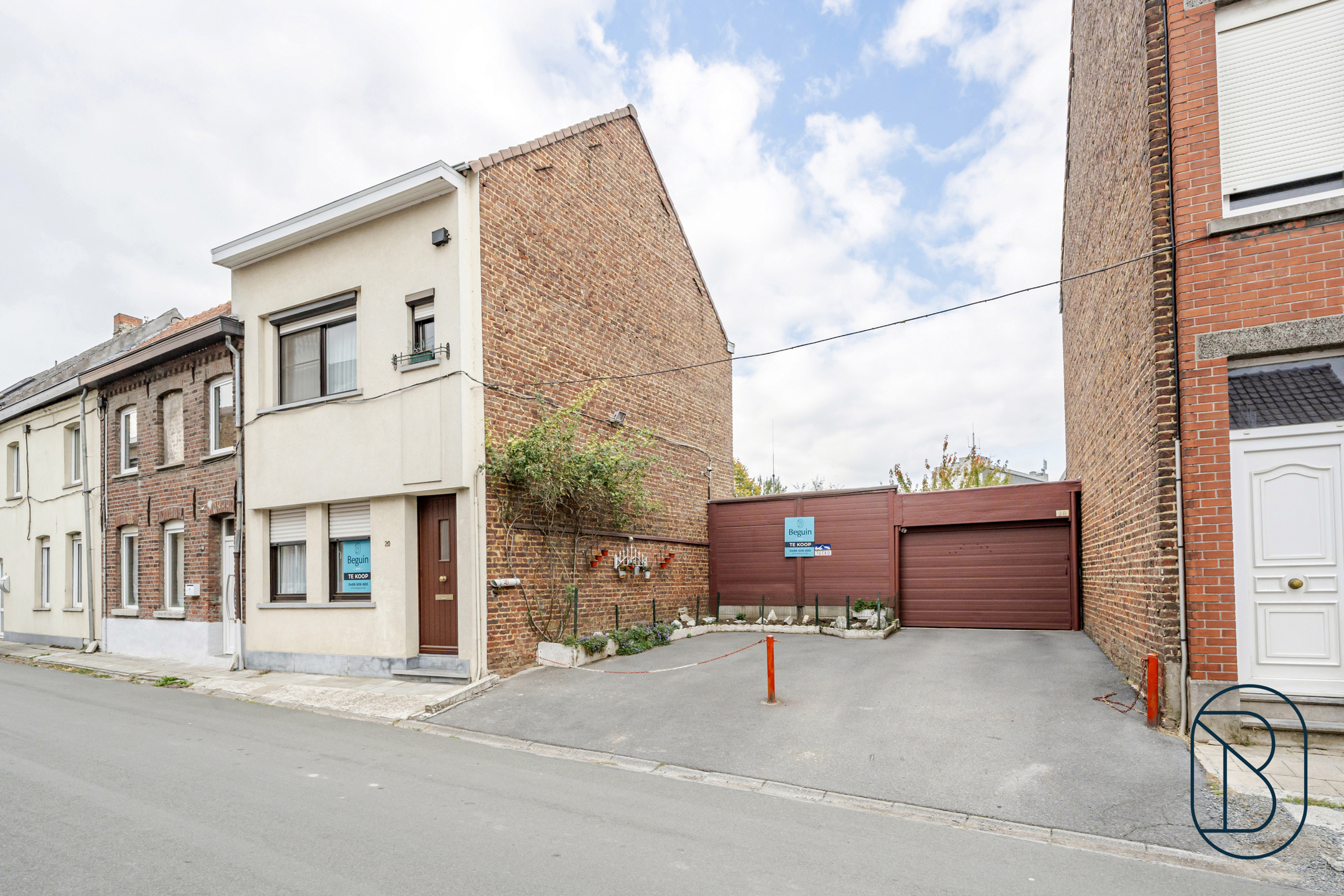 Degelijke woning met grote tuin, dubbele garage en oprit.  - foto 2