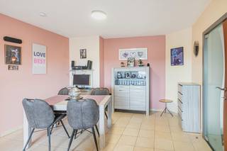 Op een centrale ligging in Mechelen, op wandelafstand van het centrum en met winkels zoals Delhaize om de hoek, bevindt zich dit instapklare appartement op de Elektriciteitsstraat 27 bus 502. Het appartement beschikt over twee slaapkamers en een ruim terras met aangenaam uitzicht over de stad. <br /><br />Via de inkomhal met ingemaakte kasten bereik je de verschillende ruimtes van het appartement. De lichtrijke leefruimte met zit- en eetgedeelte sluit mooi aan op de keuken, die uitgerust is met de nodige toestellen. Het appartement telt twee slaapkamers, waarvan eentje perfect kan dienen als bureau of dressing. De badkamer is voorzien van een ligbad met douche. Er is een apart gastentoilet voorzien.<br /><br />Zowel vanuit de leefruimte als vanuit de keuken heb je toegang tot het ruime terras dat zich over de volledige breedte van het appartement uitstrekt, waardoor je hier aangenaam kan genieten van het uitzicht over Mechelen.<br />Extra comfort: er is airco en rolluiken aanwezig. Het appartement bevindt zich bovendien in een verzorgde residentie met lift en gemeenschappelijke inkom en geniet van een uitstekende bereikbaarheid.<br /><br />Beschikbaar: vanaf 1 mei 2026!<br />Ondergrondse autostaanplaats in het gebouw: €75/ maand extra<br />Provisie kosten: €200/ maand (INCLUSIEF verbruik verwarming en water)<br /><br />Vraag je bezoek uitsluitend via de website van Malines Group!