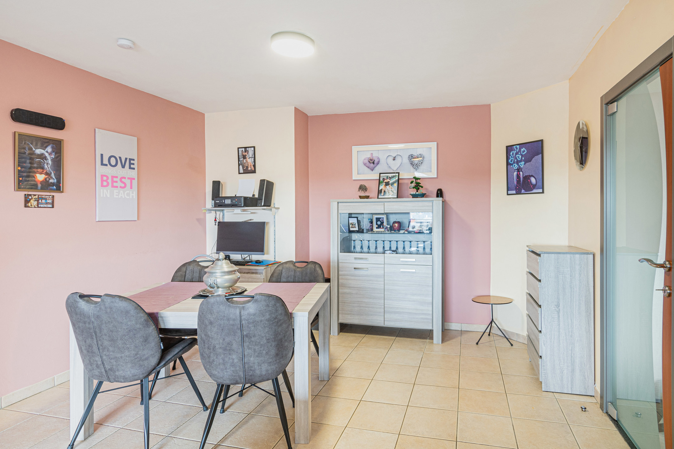 Instapklaar appartement met 2 slaapkamers, terras en parking - foto 2