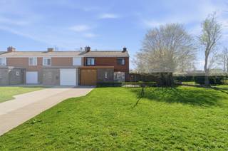 Te koop: gezellige halfopen woning in de Lange Veldstraat, Diksmuide, op wandelafstand van het centrum en het station.Deze woning uit 1972 biedt een...