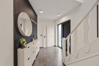 <p><span>Volledig gerenoveerde halfopen bebouwing met achteraan een grote bedrijfshal (ca. 181 m²).</span></p><p><span> </span></p><p><span>Indeling:</span></p><p><span>Vooreerst, de woning: </span></p><p><span>Verzorgde inkomhall met gastentoilet. Doorzonwoonkamer met gezellige haard. Open keuken voorzien van alle comfort.</span></p><p><span>Veranda achteraan op de volle gevelbreedte. Praktische kelder met wasgelegenheid.</span></p><p><span>Verdieping met drie ruime slaapkamers en riante badkamer, met alles erop en eraan.</span></p><p><span>Zolderruimte via valtrap, geïsoleerd.</span></p><p><span> </span></p><p><span>De bedrijfsruimte:</span></p><p><span>De breedte van de poort is 2,78 m, de hoogte 3,05. De nuttige hoogte in de bedrijfsruimte is 4,20m.</span></p><p><span>Er is een aparte bureelruimte, alsook een keuken/eetruimte en een badkamer met wc, dit voor eigen gebruik of voor een medewerker.</span></p><p><span> </span></p><p><span>Extra info:</span></p><p><span>- De woning is volledig instapklaar.</span></p><p><span>- De bedrijfsruimte kunt u nog verder inrichten/indelen i.f.v. uw eigen wensen en behoeften.</span></p><p><span> </span></p><p><span> </span></p>