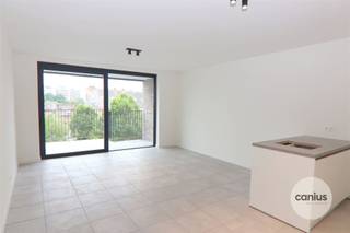 <p><span>RECENT APPARTEMENT IN HARTJE HASSELT MET 1 SLK + TERRAS & PARKING</span></p><p><span> </span></p><p><span>Op wandelafstand van het stadscentrum van Hasselt, Hoofdstad van de Smaak treffen wij residentie Mosa aan. Ideaal voor iemand die wil genieten van het bruisende stadscentrum. In de directe omgeving treffen wij lokale handelaars aan. Tevens bevinden wij ons op wandelafstand van verschillende parken, het Cultureel centrum, … Ook kunnen wij een goede bereikbaarheid garanderen door de ligging nabij openbaar vervoer en invalswegen zoals de kleine en de grote ring waardoor wij ons vlot kunnen verplaatsen. </span></p><p><span> </span></p><p><span>Appartement 3.4 is gelegen op de derde verdieping. De indeling is als volgt: inkomhal, afzonderlijk toilet, leefruimte bestaande uit een zit- en eethoek, volledig geïnstalleerde keuken, berging, badkamer, slaapkamer + terras.</span></p><p><span>Bij het appartement dient men verplicht een autostaanplaats (35.000,00 euro) en een kelderberging (6.000,00 euro) aan te kopen. </span></p><p><span> </span></p><p><span>Momenteel is dit appartement verhuurd, ideaal als investering of voor eigen bewoning.</span></p><p><span> </span></p><p><span>TROEVEN</span></p><p><span>+ Aangename buitenruimtes </span></p><p><span>+ Gunstige ligging in hartje Hasselt </span></p><p><span>+ Parkeergelegenheid voor wagen & fiets</span></p><p><span>+ Energiezuinig appartementen voorzien van hedendaagse technieken (zonnepanelen, warmtepomp, …). </span></p><p><span> </span></p><p><span>Net als ons overtuigd van de vele voordelen van residentie Mosa? Neem gerust contact op met één van onze medewerkers via 078 78 30 39 of <span>info@canius.be</span></span><span> </span></p><p><span> </span></p>