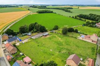 Dit perceel bouwgrond is geleden in een doodlopend straat nabij het centrum van Kumtich. Extra troef is de nabijheid van Leuven, bakker, winkels en de E40.<br /><br />Dit perceel heeft een perceelbreedte van 19,5m. <br /><br />Indeling en mogelijkheden volgens bouwvoorschriften:<br /><br />Open bebouwing met maximaal 2 bouwlagen + zolder verdieping<br />Bouwvrije zone linker perceelgrens: 3 m<br />Maximale bouwdiepte gelijkvloers: 15 m<br />Maximale bouwdiepte verdieping: 12 m<br />Bijgebouw mogelijk tot 40m²<br />Gevelbreedte 13,5m <br />Kelder is mogelijk<br /><br />Alle bouwvoorschriften + plannen zijn te bekomen per email.