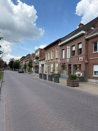 Deze veelzijdige handelswoning beschikt momenteel over een handelspand op het gelijkvloers en een afzonderlijke woonruimte op de verdieping.<br />Gelegen op een perceel van ca. 203 m², met een totale oppervlakte van ca. 181 m². De eigendom biedt verschillende mogelijkheden voor wie wonen en werken wil combineren, een handelsactiviteit wil uitbaten of de woning verder naar eigen wensen wil aanpassen.<br />Centrale ligging in Haasdonk, nabij winkels, scholen, horeca en belangrijke verbindingswegen.<br />Een interessante eigendom met karakter en mogelijkheden.<br />Perceel: ca. 203 m² | Totale opp.: ca. 181 m² | Straatbreedte: ca. 7,5 m<br />