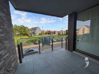 <p><span>Dit mooie nieuwbouw appartement is gelegen in residentie Luster te Aarschot, in een rustige omgeving maar toch vlakbij het station en belangrijke invalswegen (E314 - Leuvensesteenweg). Deze site heeft een mooie architectuur met extra aandacht voor duurzaamheid. Door het gebruik van energiezuinige materialen in combinatie met een warmte net (geothermie) is er veel geïnvesteerd in het comfort voor de bewoners. </span></p><p><span> </span></p><p><span>Dit tweeslaapkamer appartement is gelegen op de 1ste verdieping. De leefruimte met open keuken heeft rechtstreeks aansluiting met een praktische berging / wasplaats en een mooi overdekt terras van 9m². In de badkamer kan je een ruime inloopdouche met dubbele wastafel terugvinden. Aan de tuinkant heb je 2 mooie slaapkamers voorzien van elektrische screens.</span></p><p><span> </span></p><p><span>In de ondergrondse parking is er nog 1 staanplaats met laadpaal voor je elektrische wagen.</span></p><p><span> </span></p><p><span> </span></p><p><span>Beschikbaar vanaf 01/08/2026, €75 provisie per maand voor gemeenschappelijke delen.</span></p><p><span> </span></p><p><span>Wordt jij de bewoner van dit stijlvolle appartement? </span><span>Vraag uw bezoek aan via onze website</span></p>