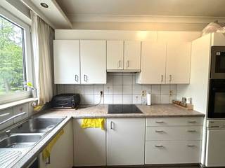 Dit appartement aan de Gaarveldstraat 40 bus 3 is te huur op een rustige en centrale locatie. Dankzij de gunstige ligging geniet u van een vlotte bereikbaarheid en bevinden winkels, scholen, openbaar vervoer en andere dagelijkse voorzieningen zich in de nabije omgeving. Dit appartement is ideaal voor wie comfortabel wil wonen met alle nodige faciliteiten binnen handbereik.Verdiep +1inkomhallichtrijke leefruimtevolledig uitgeruste keuken2 volwaardige slaapkamersbadkamerbalkonDit verzorgde appartement beschikt over een praktische indeling en biedt een aangename woonervaring. De ruime leefruimte en de grote raampartijen zorgen voor veel natuurlijk lichtDankzij de centrale ligging zijn belangrijke invalswegen vlot bereikbaar en bevinden tal van voorzieningen zich op korte afstand. Hierdoor is dit appartement een uitstekende keuze voor wie op zoek is naar een comfortabele woning op een goed bereikbare locatie.De snelste manier om een bezoek te brengen aan dit appartement? Vraag je bezoek aan via de rode knop op onze website (www.dewaele.com).Telefonisch kunnen er geen afspraken gemaakt worden. Bij andere vragen kun je ons telefonisch contacteren via 011 30 50 50.Tot binnenkort!