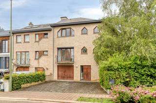 <p><strong>Diest: woning te koop met garage op gunstige ligging</strong></p>
<p>Deze woning is gelegen nabij het centrum van Diest en bevindt zich op fietsafstand van winkels, scholen, supermarkten en andere voorzieningen. Ook het treinstation, openbaar vervoer en de autostrade zijn vlot bereikbaar, wat zorgt voor een uitstekende bereikbaarheid. Een interessante opportuniteit voor wie op zoek is naar een woning met potentieel op een centrale locatie.</p>
<p>De woning dient gerenoveerd te worden, maar beschikt over een degelijke basis en een praktische indeling. Dankzij het EPC-label C is er bovendien geen renovatieverplichting. Ook de stookolietank beschikt over een groene dop, wat wijst op een conforme keuring.</p>
<p><strong>Indeling:</strong></p>
<ul><li><strong>Gelijkvloers:</strong> inkomhal, wasplaats, berging en ruime garage</li><li><strong>Eerste verdieping:</strong> hal, woonkamer met terras en toegang tot de tuin, apart toilet en keuken</li><li><strong>Tweede verdieping:</strong> nachthal, apart toilet, twee ruime slaapkamers en badkamer</li><li><strong>Buiten:</strong> tuin en twee privatieve staanplaatsen voor de woning</li></ul>
<p><strong>Troeven:</strong></p>
<ul><li>Goede ligging nabij centrum Diest</li><li>EPC-label C – geen renovatieverplichting</li><li>Ruime garage en twee staanplaatsen</li><li>Stookolietank conform gekeurd (groene dop)</li></ul>
<p>Bent u op zoek naar een woning die u naar eigen smaak kan moderniseren op een centrale locatie? Plan vandaag nog uw bezoek en ontdek de mogelijkheden van deze woning in Diest.<br /><br /><strong>JOUW DROOMWONING. ZO GEVONDEN!</strong></p>