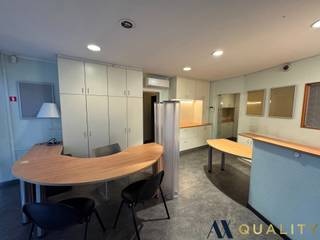 In het centrum van Bornem bieden wij een instapklare kantoorruimte aan van circa 60 m², gelegen in een voormalig bankkantoor. De ruimte is functioneel ingedeeld met een inkom- en wachtruimte, twee afzonderlijke bureauruimtes, een technische ruimte, kitchenette en een toilet. Dankzij de aanwezigheid van airconditioning en centrale verwarming op gas is een aangenaam werkklimaat gegarandeerd. Het pand beschikt over een gunstig EPC-label B (certificaatnummer 2447761), wat wijst op een energiezuinige werking. Deze locatie is uitermate geschikt voor vrije beroepen of administratieve activiteiten. Voor meer informatie of een vrijblijvende bezichtiging kan u contact opnemen via 03 283 84 84 of mailen naar gert@ax-quality.be