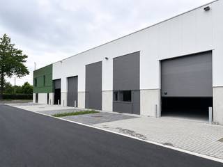 Deze nieuwbouw KMO-unit van ca. 216 m² maakt deel uit van het kwalitatieve Green Business Park te Kortessem, strategisch gelegen langs de Hasseltsesteenweg nabij Hasselt.<br /><br />De unit is geschikt voor opslag, productie of ambachtelijke activiteiten en biedt flexibele invullingsmogelijkheden volgens de noden van uw onderneming. Dankzij de moderne architectuur en duurzame uitvoering geniet u van een professionele en efficiënte werkomgeving.<br /><br />Bij de unit zijn 2 privatieve parkeerplaatsen inbegrepen, wat het comfort en de bereikbaarheid voor personeel en klanten verhoogt.<br /><br />De centrale ligging nabij Hasselt en de vlotte bereikbaarheid maken deze site bijzonder interessant voor ondernemers die zich op een goed ontsloten locatie willen vestigen.<br /><br />De oplevering wordt voorzien rond 1 augustus 2026 (onder voorbehoud).<br /><br />Interesse in deze KMO-unit? Contacteer ons vrijblijvend voor meer informatie of een bezoek ter plaatse.