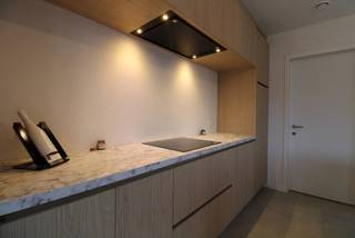 VOLLEDIG AFGEWERKTE en INSTAPKLARE halfopen BEN (dus ZEER ENERGIEZUINIG) nieuwbouwwoning op 428m².

 Halfopen VOLLEDIG AFGEWERKTE BEN (E-peil max E10) nieuwbouwwoning gelegen op een mooi perceel van +- 428m². Deze woning ligt op zeer gunstige en rustige ligging, namelijk in een doodlopende straat én op wandelafstand van Hoogstraten centrum. Deze prachtige woning heeft een ruime en lichte woonkamer met open keuken met keukeneiland (met combi-oven, ijskast, afwasmachine, inductiekookplaat, etc.), bureauruimte, 2 aparte toiletten, bergingen, 2 mooie badkamers waarvan de ene met inloopdouche én ligbad alsook een dubbel lavabomeubel en de andere met inloopdouche en lavabomeubel, 4 grote slaapkamers en een ruim terras met grote en zonnige tuin met een mooi tuinhuis. Er is eveneens achteraan een toegang voorzien tot de privé tuin. Bovendien betreft het een BEN woning (E-peil max E10) en is deze woning dus o.a. voorzien van zonnepanelen, vloerverwarming, warmtepomp en een ventilatiesysteem type D met warmterecuperatie. Deze woning is VOLLEDIG AFGEWERKT en is instapklaar. Graag meer info of een afspraak voor een bezichtiging? Contacteer ons op 0472/98.33.10 of vastgoed@8c8.be