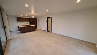 <strong>Instapklaar en energiezuinig 3-slaapkamerappartement in Brugge</strong><br /><br />In de gegeerde <strong>Residentie Park De Blauwe Reiger</strong>, gelegen aan de <strong>Oude Oostendse Steenweg 77 te Brugge</strong>, bevindt zich dit <strong>volledig vernieuwde en instapklare appartement </strong>met een bewoonbare oppervlakte van <strong>111 m²</strong><br /><br />Het appartement beschikt over een <strong>ruime en lichtrijke leefruimte </strong>met <strong>open keuken</strong>, die naadloos aansluit op een <strong>grote praktische berging</strong>. Vanuit de leefruimte heeft u toegang tot het terras, ideaal om te genieten van een rustig moment buiten.<br /><br />Verder zijn er <strong>3 volwaardige slaapkamers </strong>en een <strong>comfortabele badkamer</strong> uitgerust met een dubbel lavabomeubel, ligbad, inloopdouche en sierradiator.<br /><br />Het appartement werd <strong>volledig vernieuwd + geschilderd</strong> en is bovendien <strong>energiezuinig</strong> dankzij aansluiting op het warmtenet en een ventilatiesysteem.<br />EPC: 144 kWh/m²/jaar (label B).<br /><br /><strong>Extra troeven:</strong>
<ul>
	<li>Instapklaar</li>
	<li>3 slaapkamers</li>
	<li>Energiezuinig wonen</li>
	<li>Terras</li>
</ul>
<strong>Kelderberging en 2 parkeerplaatsen</strong> bij aan te kopen voor €30.000<br /><br />Bent u op zoek naar een comfortabel, modern en <strong>zorgeloos appartement in Brugge?</strong><br />Dan is dit pand zeker een <strong>bezoek</strong> waard.<br /><br />051 21 11 11 of matias@imfiro.be