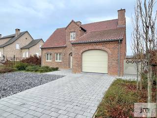 Deze goed onderhouden woning met 4 slaapkamers is gelegen te Sint-Truiden op een mooi perceel van 8a07ca.Op het gelijkvloers komen we via de inkomhal...