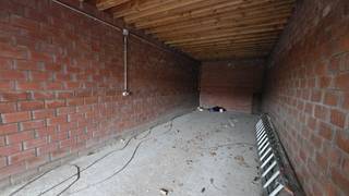Afgesloten garagebox van 36m² met automatische poort in centrum Koekelare.<br /><br />Elektriciteit aanwezig.