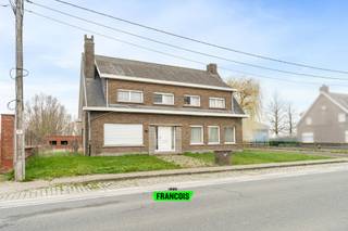 Op een perceel van maar liefst 1.545 m² bevindt zich deze karaktervolle eigendom met een bewoonbare oppervlakte van ca. 170 m² én circa 350 m² aan bijgebouwen.<br /><br />Dankzij de commerciële ligging langs de Iepersestraat biedt dit pand een uitzonderlijke opportuniteit voor wie wonen en werken wenst te combineren, opslagruimte nodig heeft of op zoek is naar een project met potentieel.<br /><br />De woning beschikt over ruime leefruimtes en verschillende kamers, maar dient volledig gerenoveerd te worden. Voor wie grootser denkt, biedt deze eigendom ook de mogelijkheid tot afbraak en wederopbouw aan 6% btw (onder voorwaarden) – een bijzonder interessant fiscaal voordeel.<br /><br />De aanwezige loodsen en opslagplaatsen (ca. 350 m²) maken dit pand uitermate geschikt voor, zelfstandige activiteit, ambacht of atelier, opslag of magazijnfunctie, combinatie wonen/werken<br /><br />Deze eigendom is een uitgelezen kans voor ondernemers of particulieren met visie die ruimte en ligging weten te waarderen.<br /><br />📞 Interesse in deze opportuniteit?<br /><br />Contacteer Immo Francois voor meer informatie of een plaatsbezoek.<br /><br />
